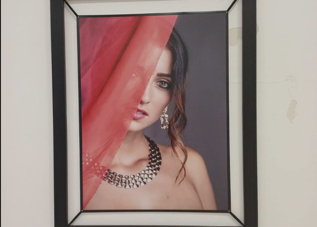 La exposición fotográfica ‘Entre Telas’ de Juanjo Gómez puede visitarse en el Teatro Municipal de Gelves