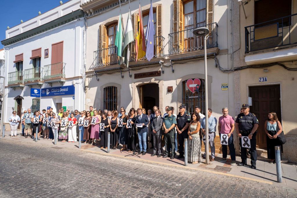 Mairena guarda un minuto de silencio y declara un día de luto oficial por el presunto asesinato de género ocurrido en el municipio