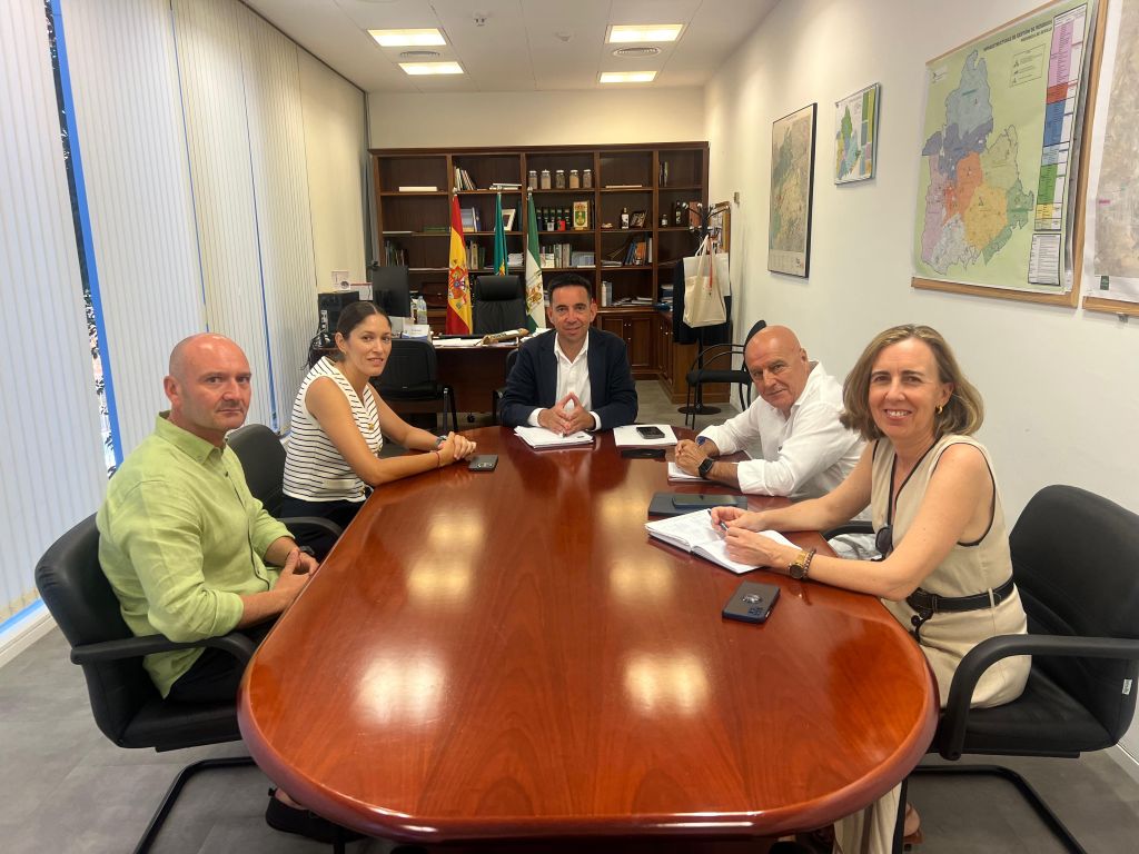 La Diputación de Sevilla y Montellano analizan líneas de trabajo para reforzar el servicio de Bomberos