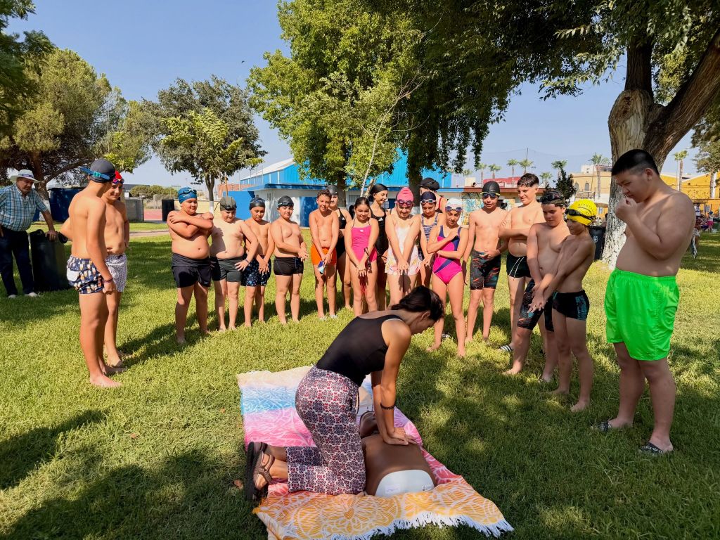 Brenes refuerza la formación en seguridad con un taller de reanimación cardiopulmonar para los alumnos de natación