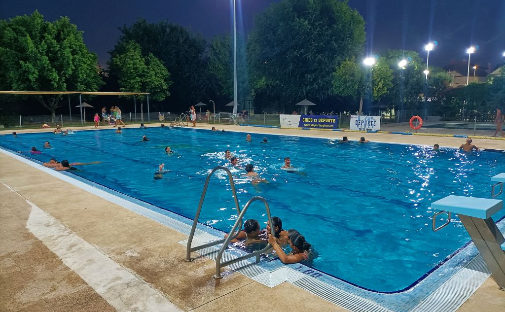 ‘Noches Blancas’ en la Piscina Municipal  de Gines para combatir el calor