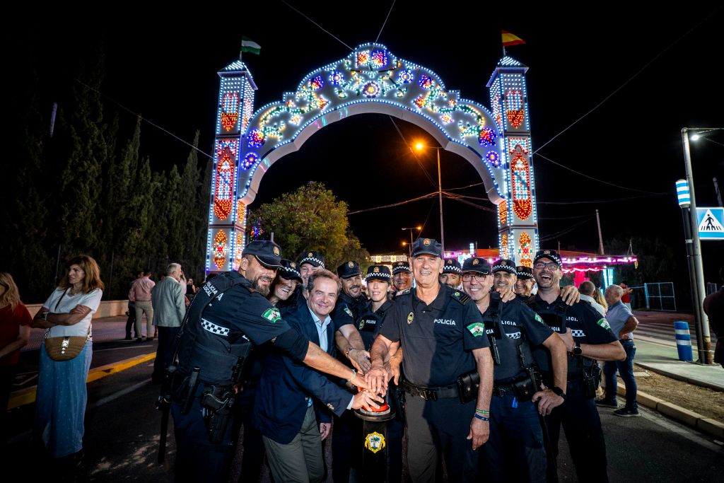 Miles de personas disfrutan del inicio de la Feria de Mairena en una primera noche marcada por la convivencia