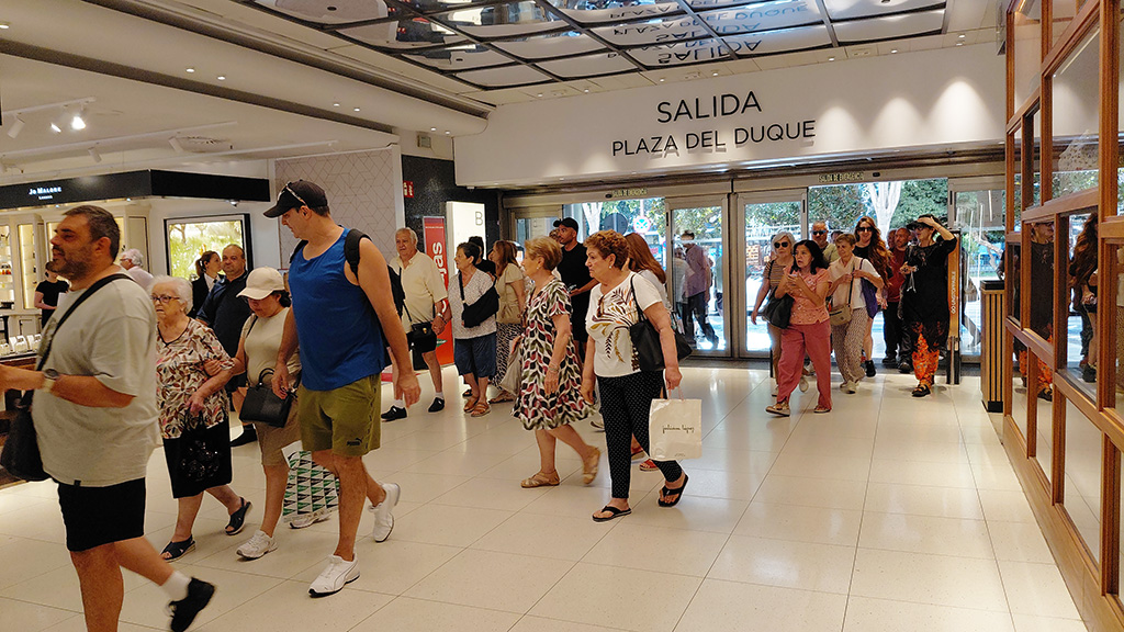 El Corte Inglés inicia sus rebajas con numerosas personas esperando la apertura del centro del Duque en Sevilla para aprovechar los descuentos