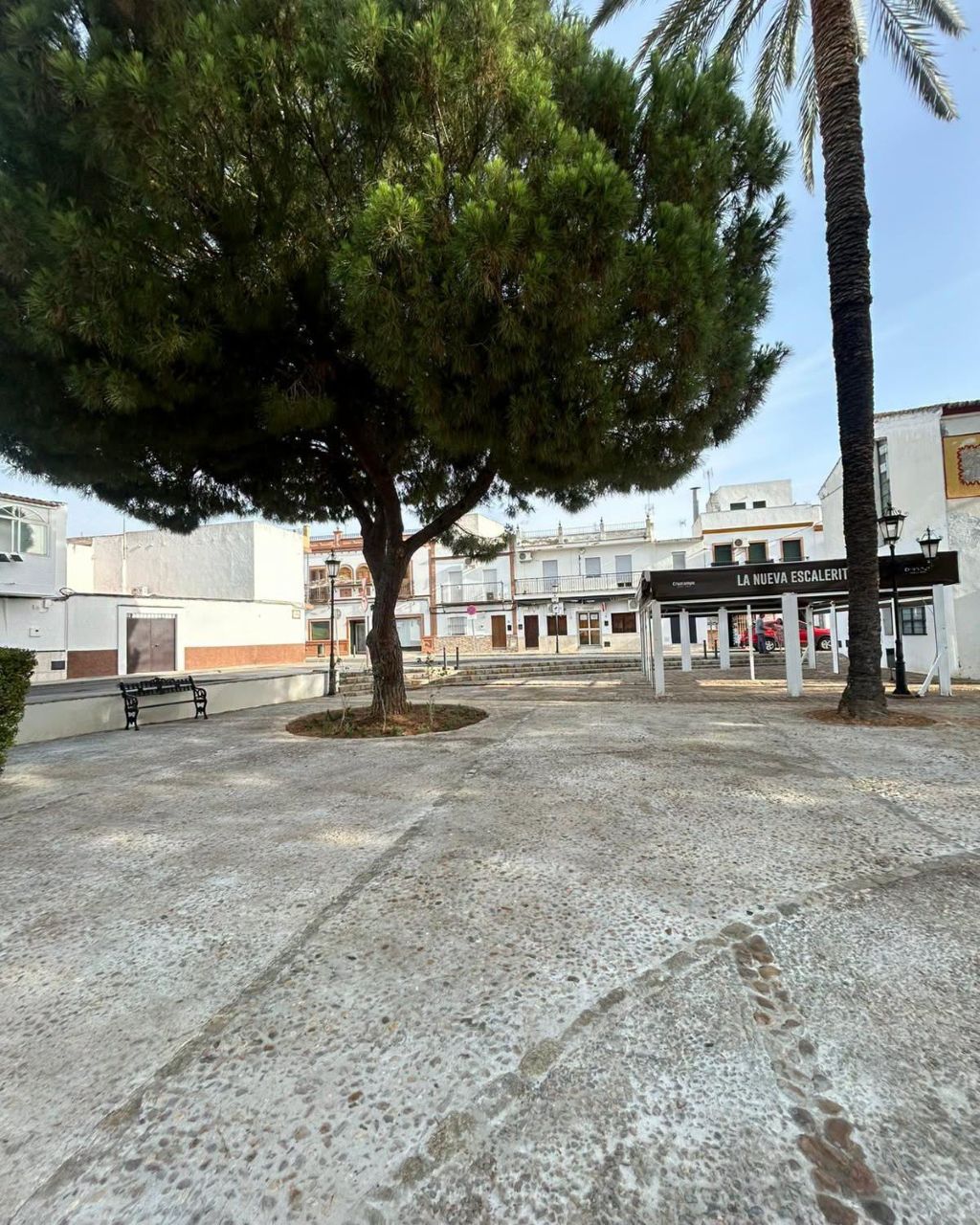 Palomares del Río mejora el pavimento de la Plaza de las Moreras manteniendo su diseño tradicional