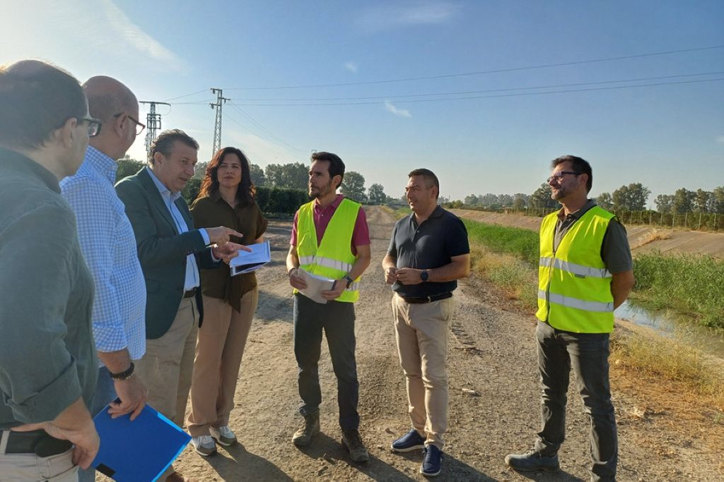 Limpieza del cauce del Almonazar a su paso por La Rinconada para prevenir inundaciones