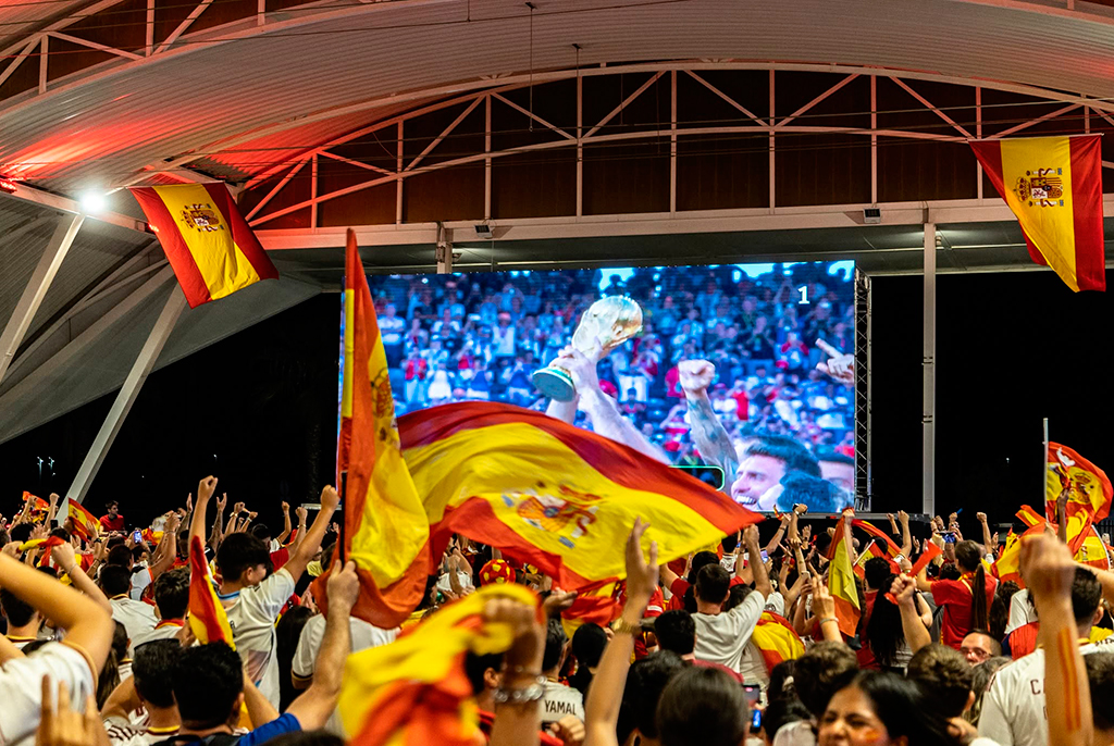Más de 3.000 personas celebran el triunfo de España en el Mundial en El Abrazo de La Rinconada