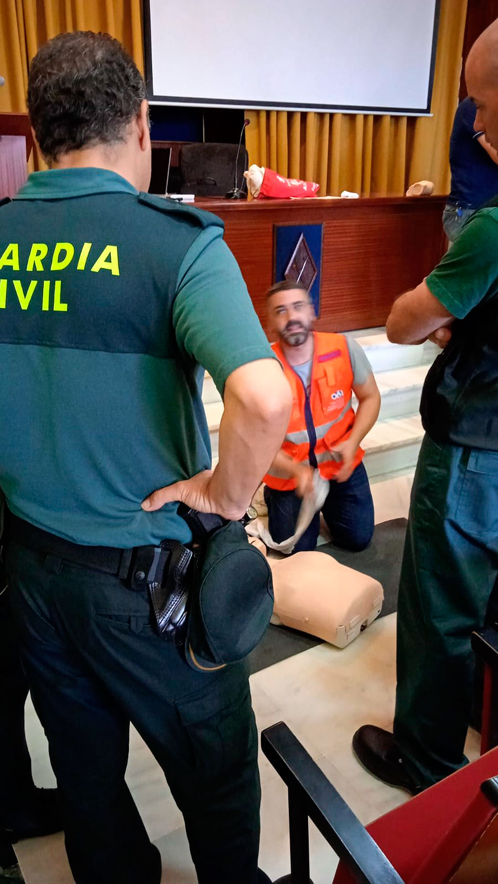 Salud entrega 20 desfibriladores a la Comandancia de la Guardia Civil de Sevilla para su uso durante la romería de El Rocío