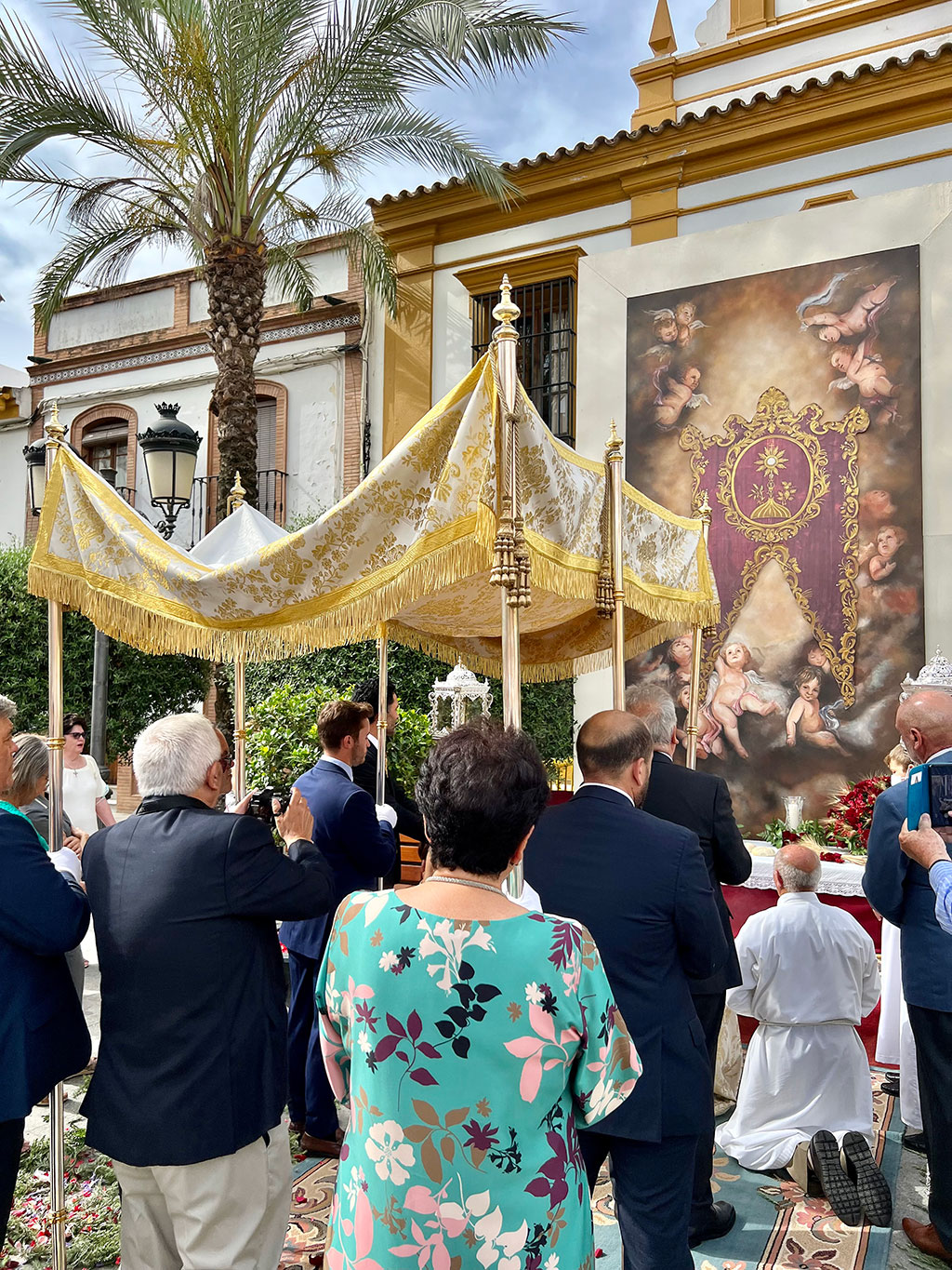 La procesión del Corpus Christi recorrerá las calles de Gines, cubiertas de romero y flores y con altares efímeros