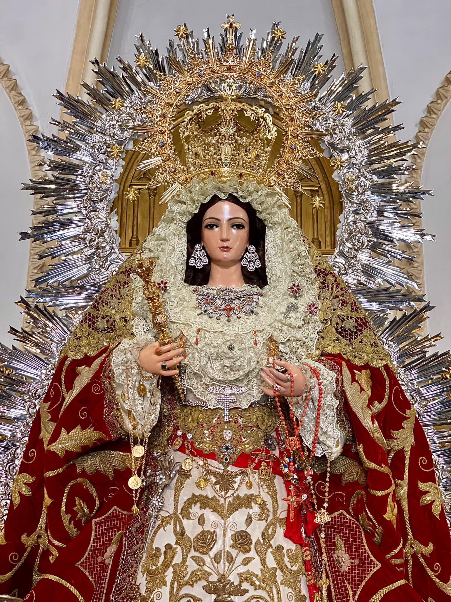 La Virgen de la Encarnación de Aznalcázar luce en su paso a la espera de su salida procesional