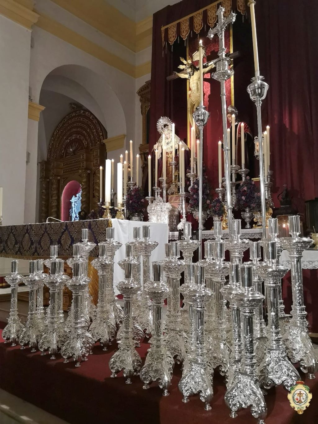La Hermandad de la Vera Cruz de Villamanrique de la Condesa presenta la nueva candelería del paso de palio