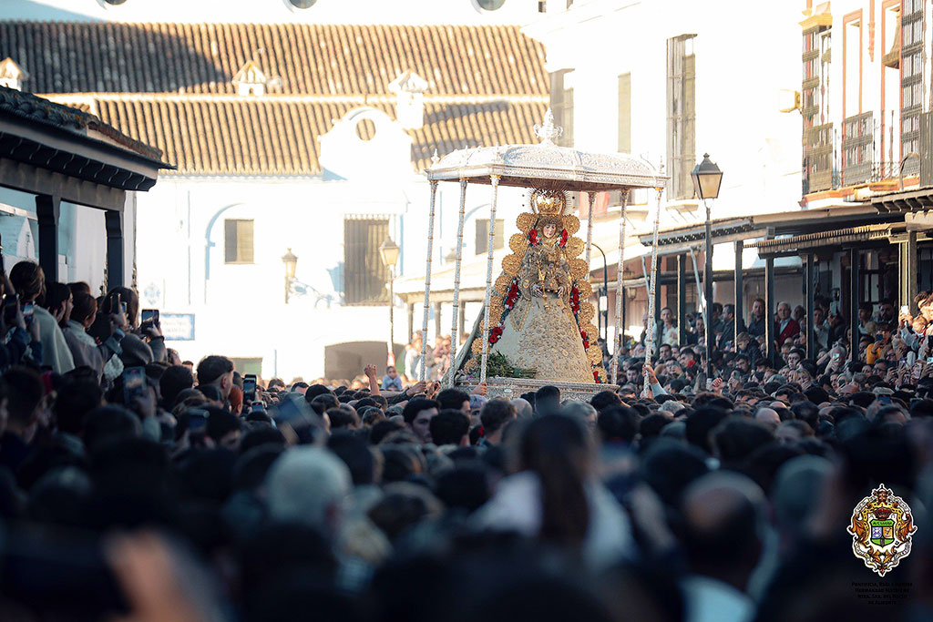 Día grande en el Rocío con la procesión de la Virgen tras el salto de la reja