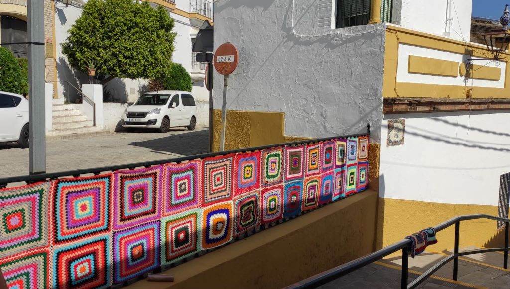 Mandalas elaborados por las tejedoras del Proyecto 'Gelves Teje' han decorado las calles durante la feria