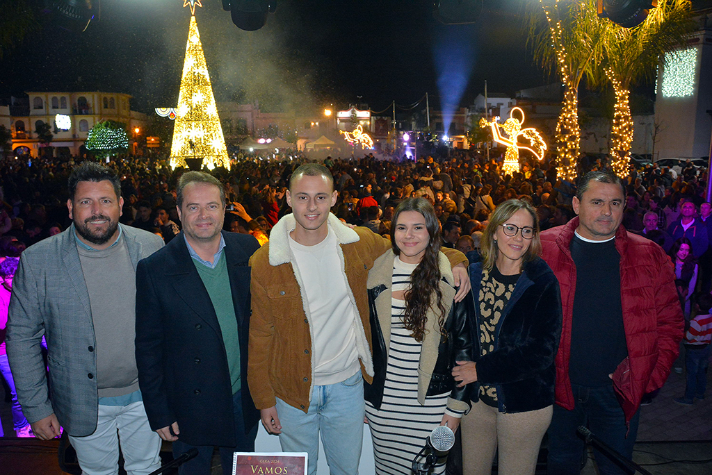 El joven José Antonio Domínguez enciende la Navidad de Mairena en la remodelada Plaza de Casa Grande