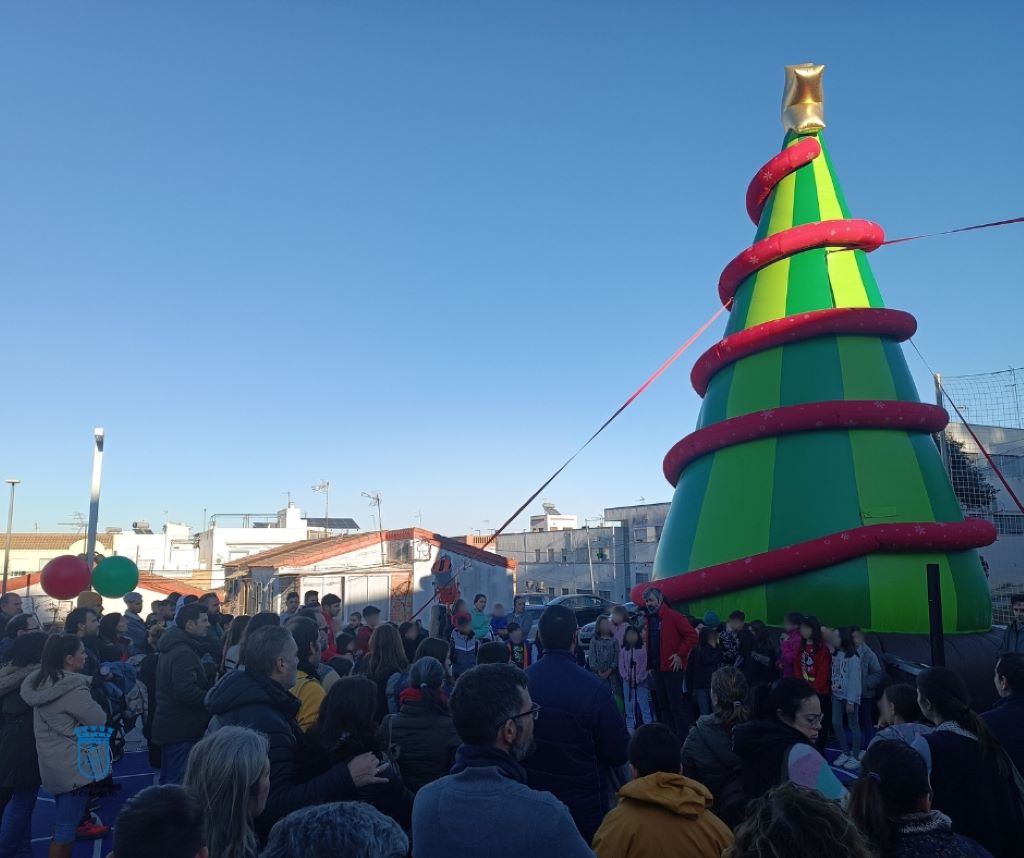 La 'Navidad en tu Barrio' de Coria del Río llena de magia la Plaza de El Limonar