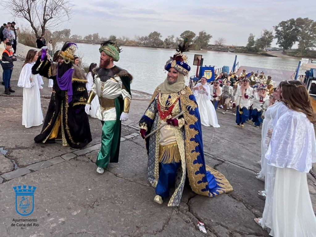 Los Reyes Magos cruzaron el Guadalquivir para llenar de magia las calles de Coria del Río