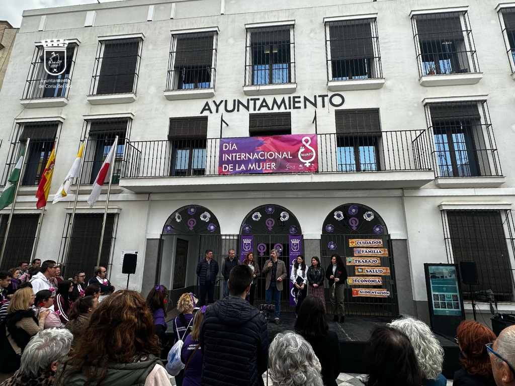 Coria del Río reclama justicia e igualdad en el acto institucional por el 8M