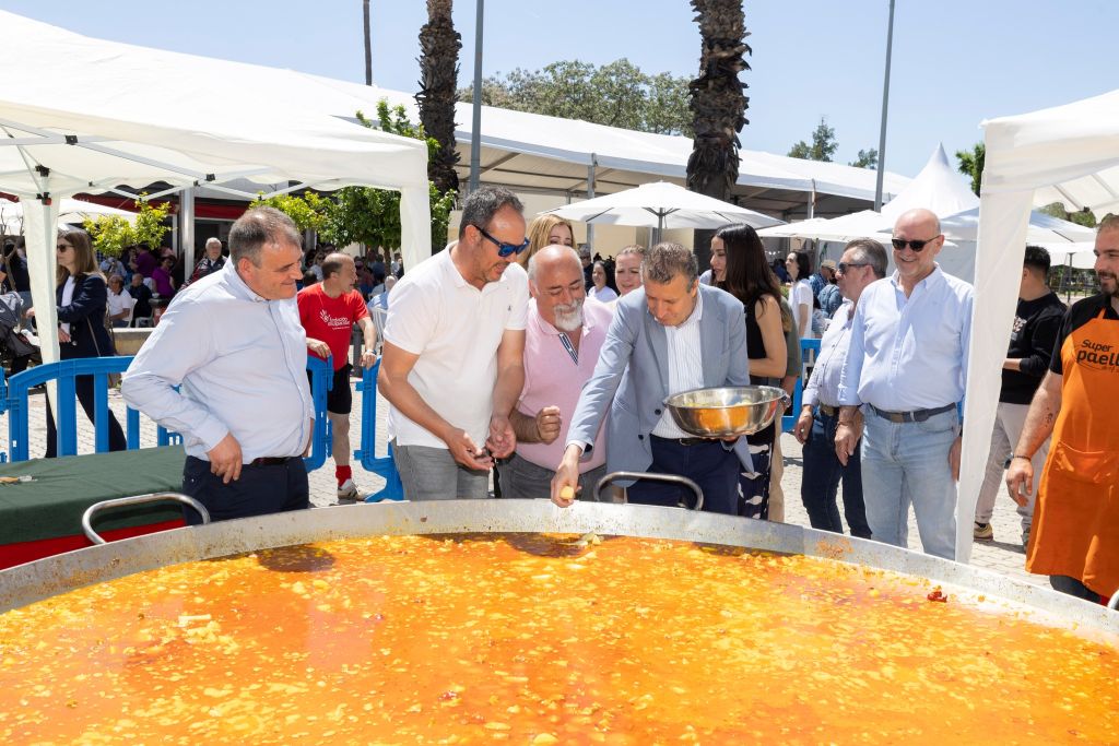 La Rinconada celebra su Fiesta de la Patata Nueva con un gran guiso popular, reconocimientos y música gallega