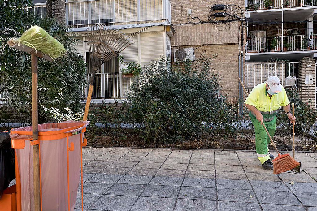 El nuevo servicio de limpieza y mantenimiento de calles de Mairena comenzará a funcionar en marzo