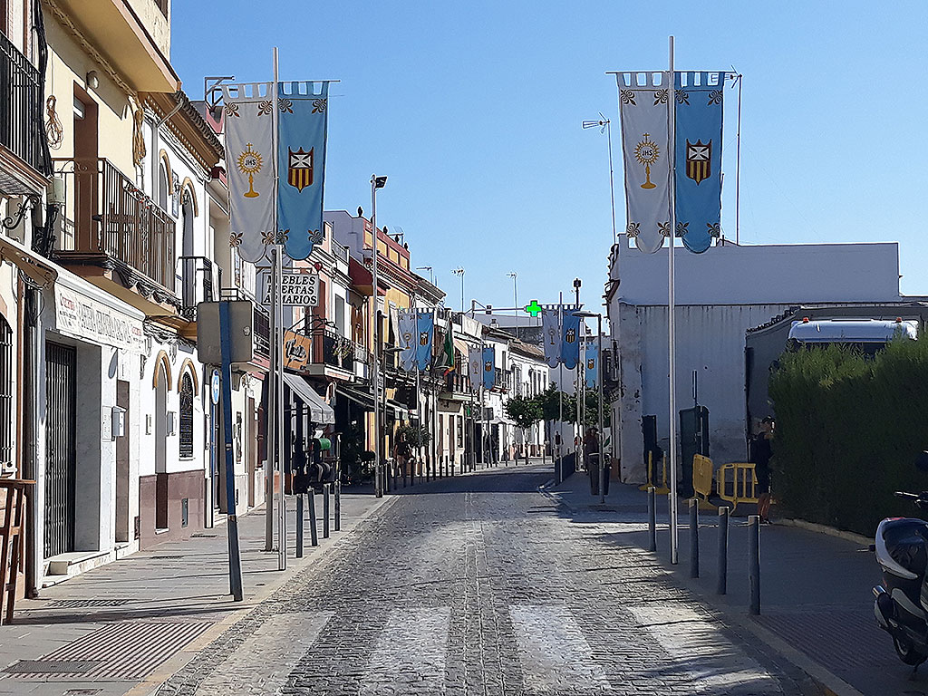 Las calles del centro de Mairena lucen engalanadas a la espera de los actos principales de la Virgen de las Mercedes