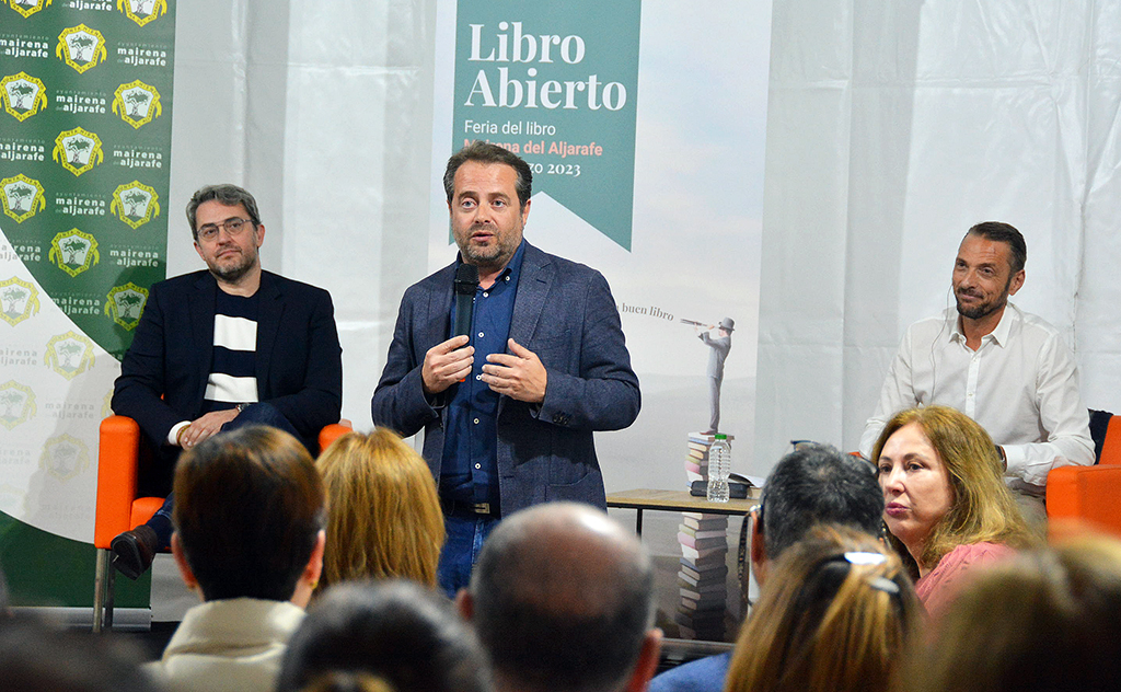 La inauguración de la Feria del Libro de Mairena despierta gran interés y llena de público la presentación del libro de Máximo Huerta